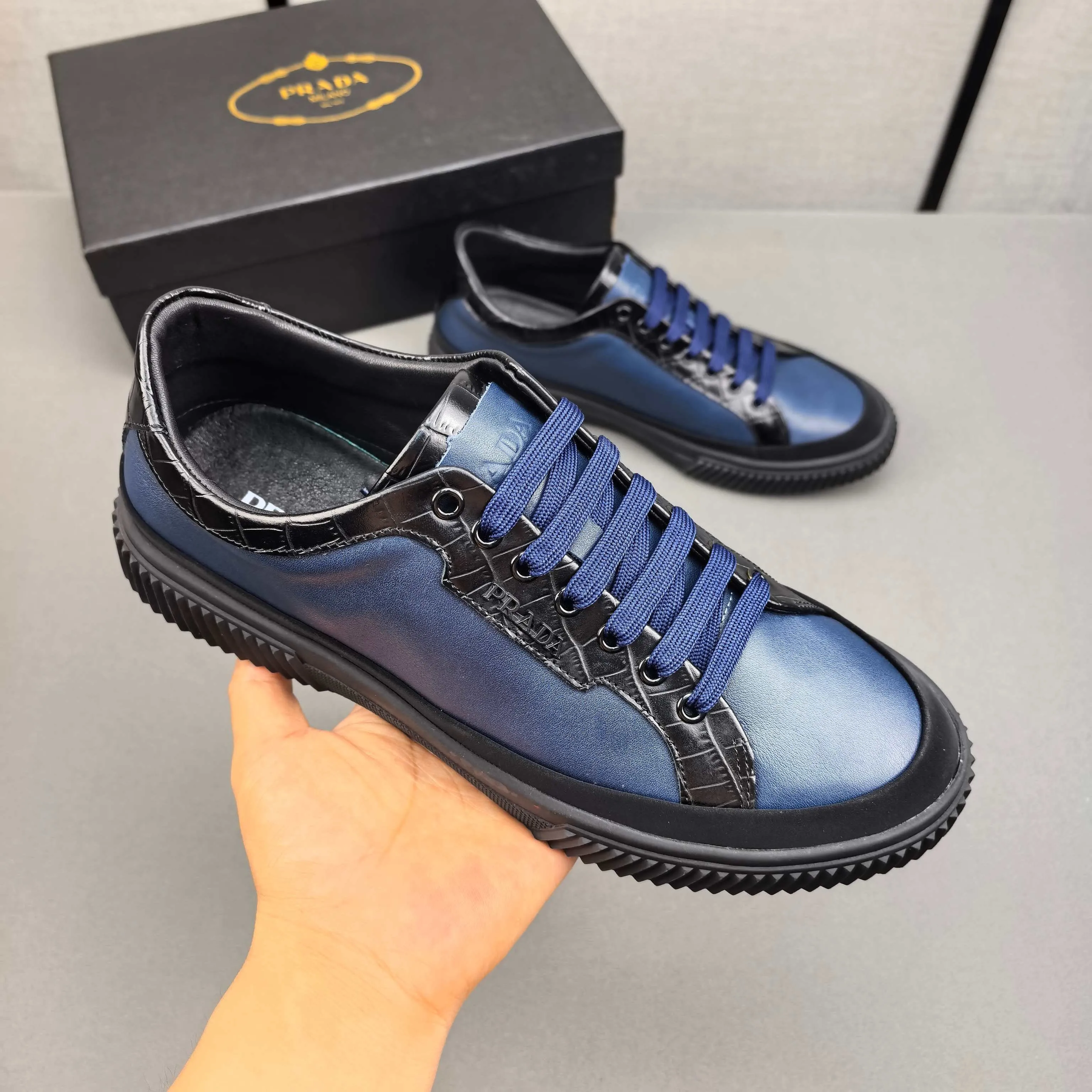 PP400👟👟👟Prada set off the audience! Prada, an international brand that is constantly innovating, this men's casual shoe, the original version, made of cowhide leather at a ratio of one to one at the store, with leather feet and rubber non-slip outsole, breathable and comfortable, quality speaks for itself👄38-44